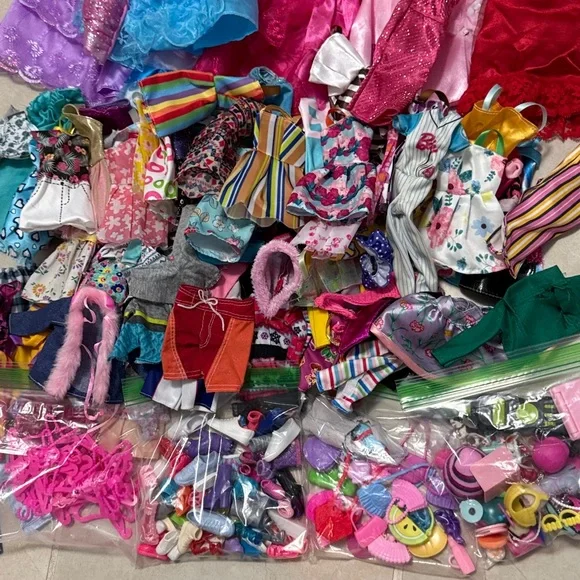 (Large Bundle of Barbie) - Picture 3 of 6